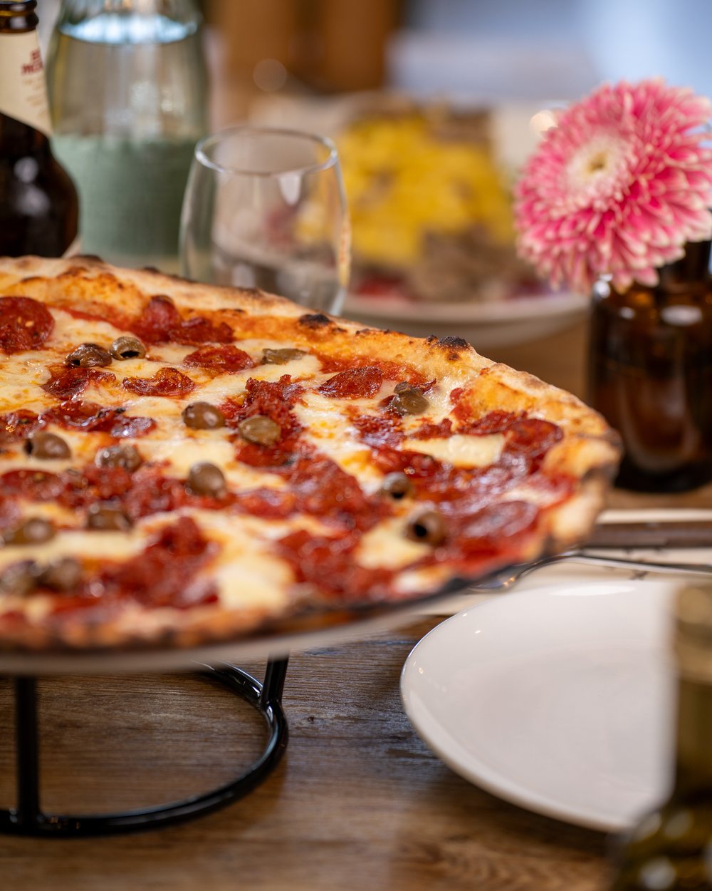 Pizza mit Salami, Oliven und Kapern aus der Pizzateca im Colombella