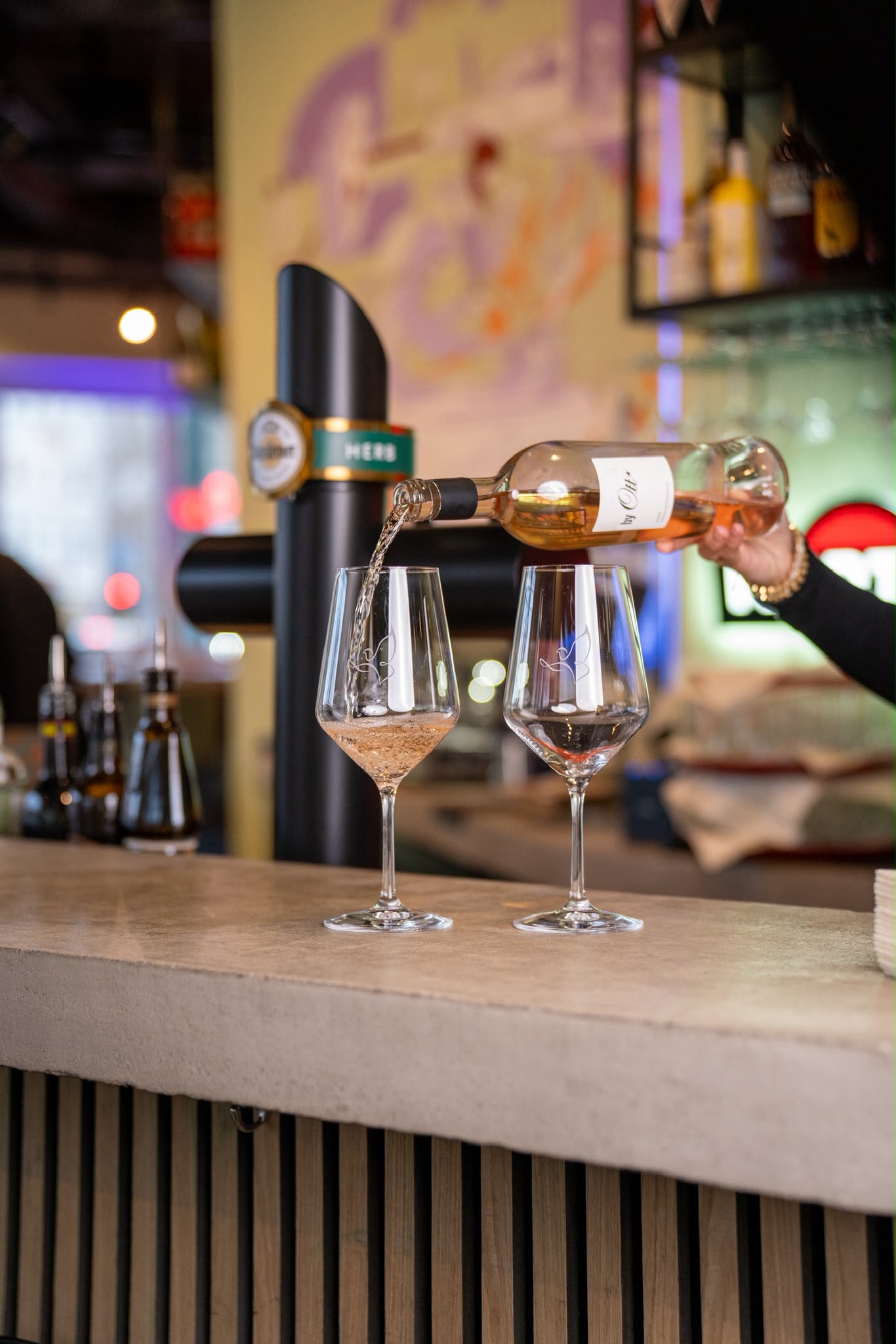 Rosé wird an der Bar in Colombella-Gläser eingeschenkt